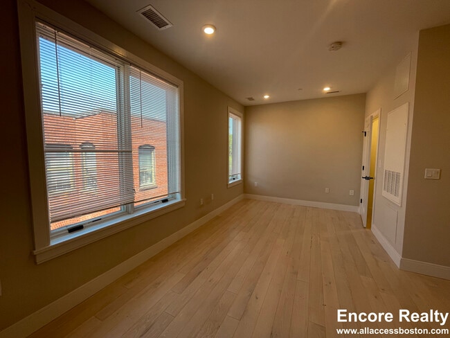 190 Green St, Unit 402 in Boston, MA - Foto de edificio - Building Photo