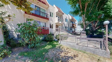 12157 Moorpark St, Unit 202 in Studio City, CA - Building Photo - Building Photo