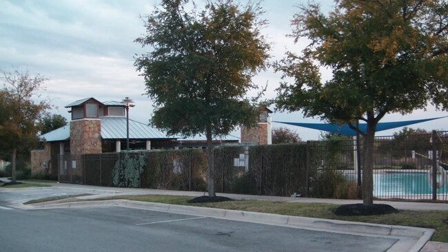 1028 Tudor House Rd in Pflugerville, TX - Foto de edificio - Building Photo
