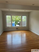 355 Willowbrook Dr in North Brunswick, NJ - Building Photo - Building Photo