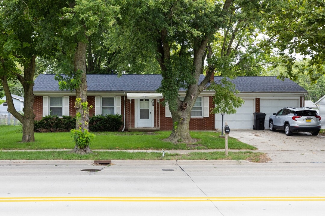 806 S Cottage Ave in Normal, IL - Foto de edificio