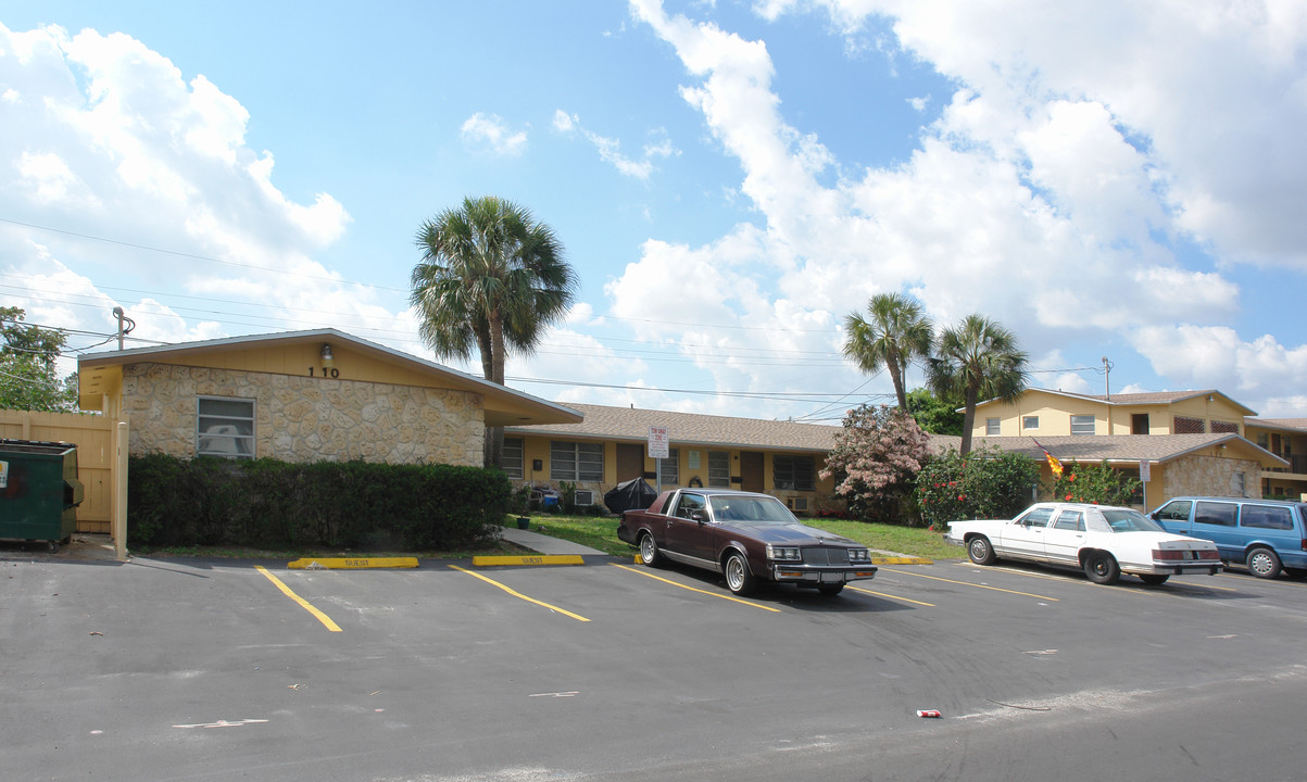 Darch Apartments in Pompano Beach, FL - Building Photo