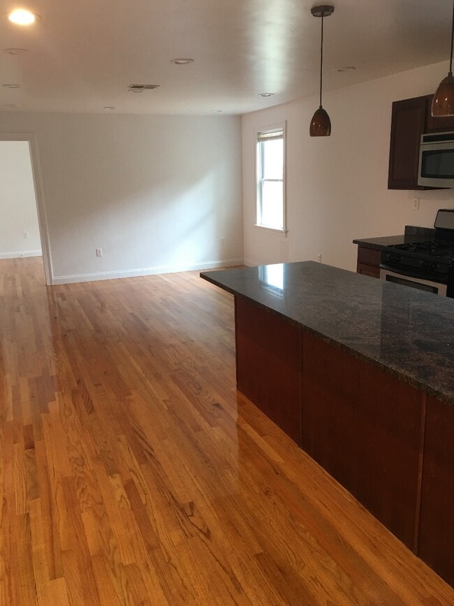 14A Iroquois St, Unit 2 in Boston, MA - Building Photo - Building Photo