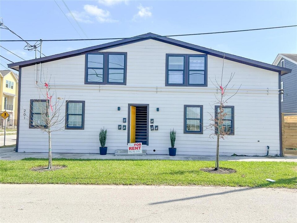 201 Eastwood St in Houston, TX - Building Photo