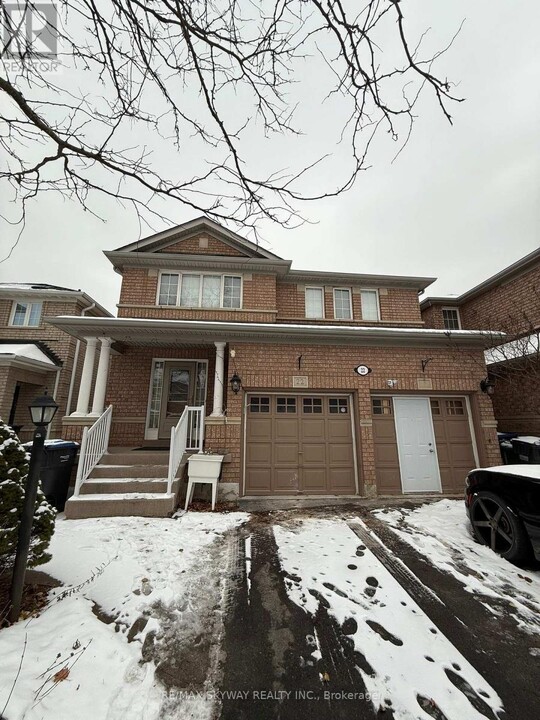 22 Waterdale Rd in Brampton, ON - Building Photo