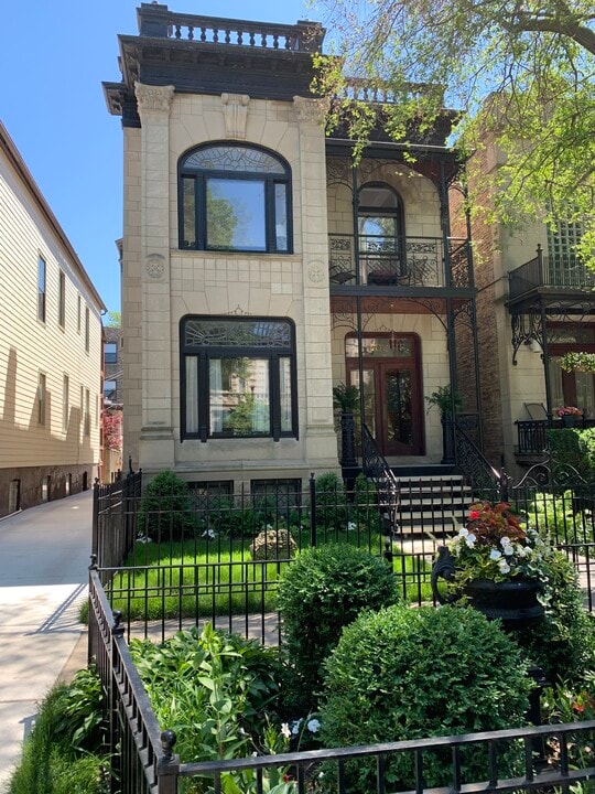 707 W Roscoe St, Unit B in Chicago, IL - Foto de edificio