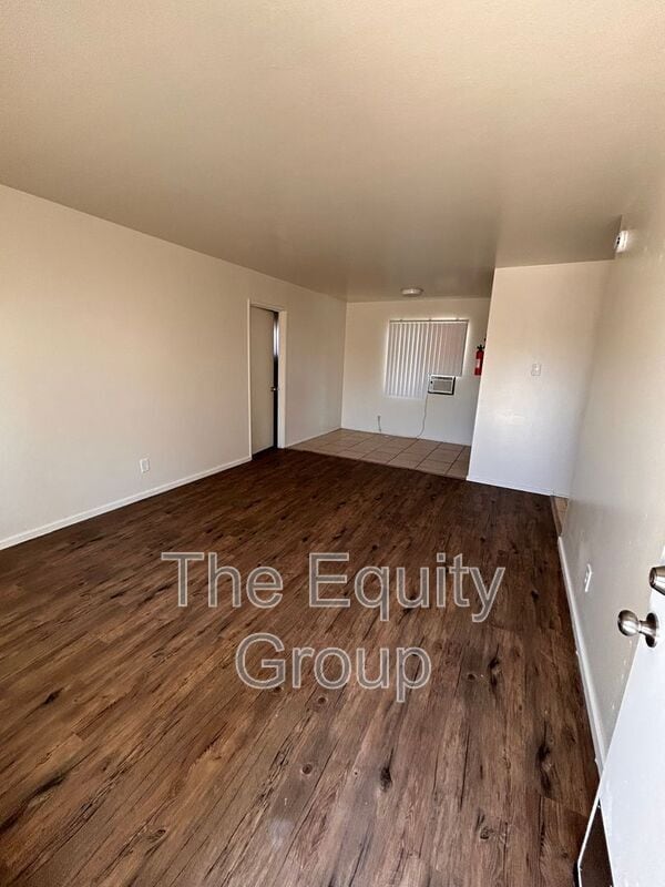 321 E Elm St in Hanford, CA - Building Photo - Building Photo
