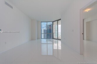 851 NE 1st Ave, Unit 4007 in Miami, FL - Building Photo - Building Photo