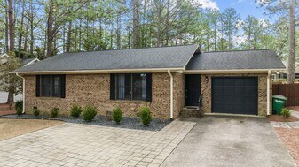 1635 Longleaf Dr E in Pinehurst, NC - Building Photo