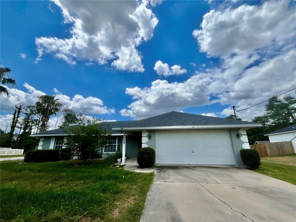 2699 Bentley Dr in Deltona, FL - Building Photo