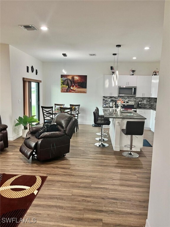 1107 Capri Cir in La Belle, FL - Building Photo - Building Photo