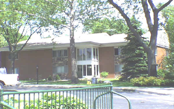 485 Saint Moritz Dr in Glen Ellyn, IL - Building Photo