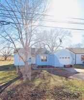 208 E Ponca St in Lindsay, OK - Building Photo