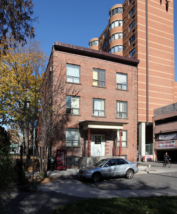 16 Willison Sq in Toronto, ON - Building Photo