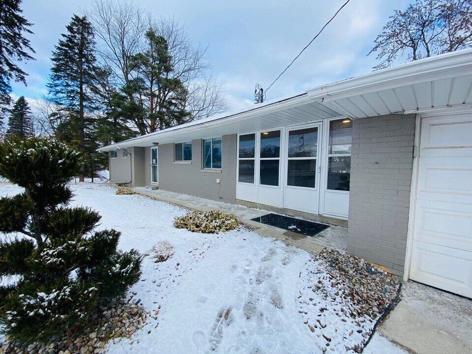 8089 N Holly Rd in Grand Blanc, MI - Building Photo