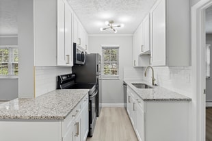 The Courtyard of Oakley in Cincinnati, OH - Building Photo