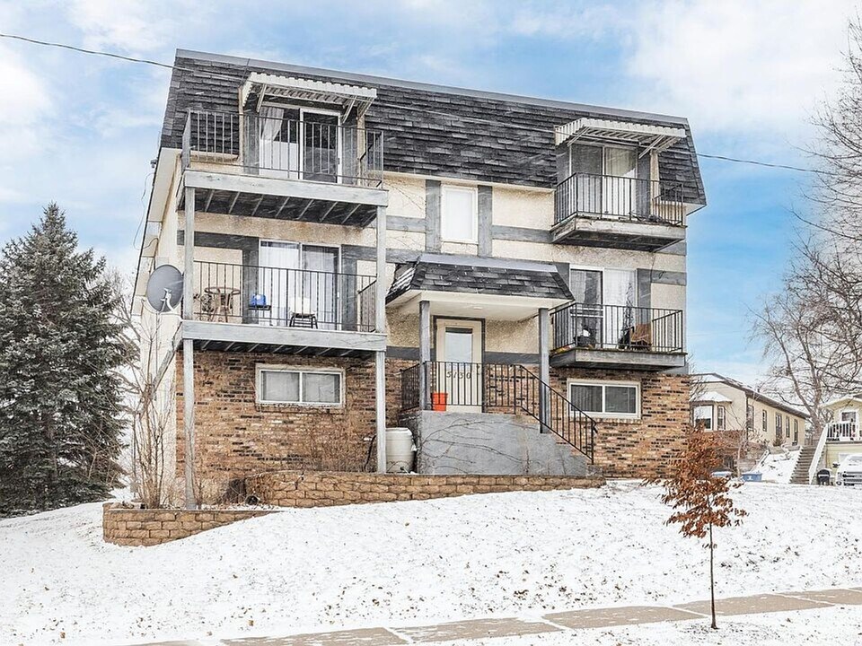 5130 Hiawatha Ave in Minneapolis, MN - Building Photo