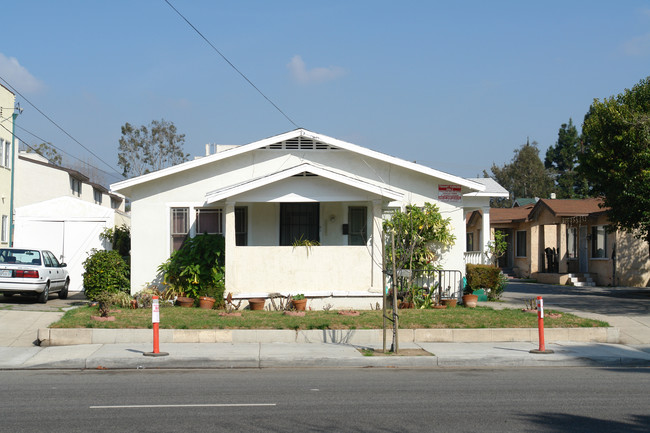 831 E Chevy Chase Dr in Glendale, CA - Building Photo - Building Photo