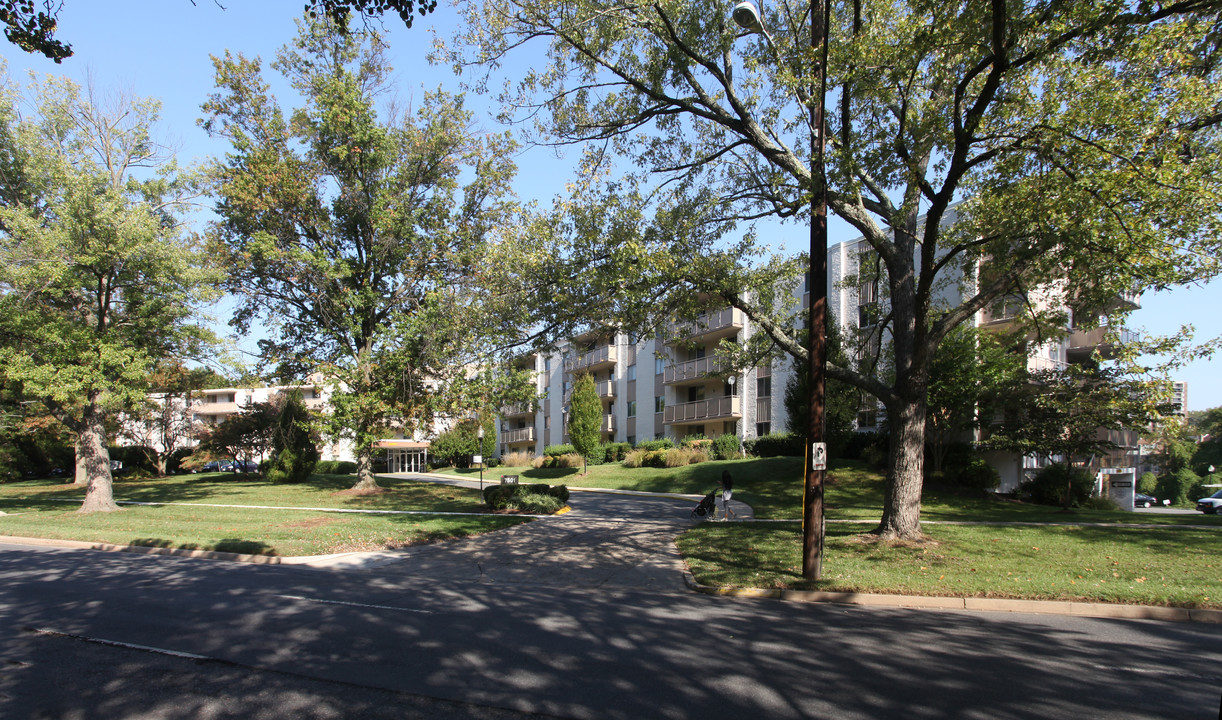 Lakeside Terrace in Bethesda, MD - Building Photo