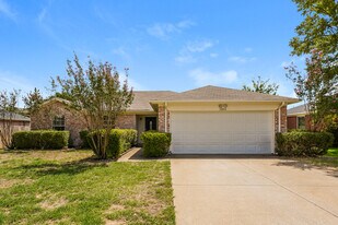 1005 Meadowbend Dr in Cedar Hill, TX - Building Photo