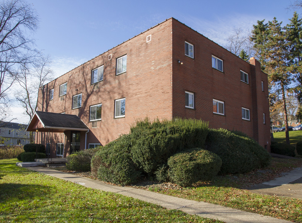 CAMBRIDGE APTS -- 043 in Coraopolis, PA - Foto de edificio