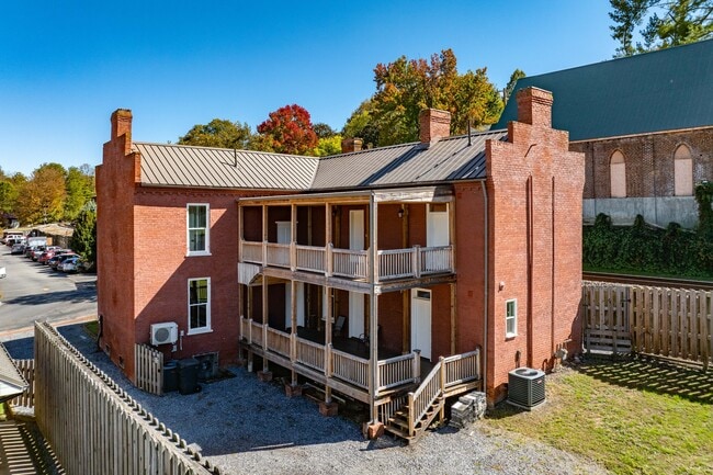 120 S Cherokee St in Jonesborough, TN - Building Photo - Building Photo