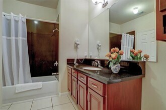 2088 Laverne St-Unit -1 in Houston, TX - Building Photo - Building Photo