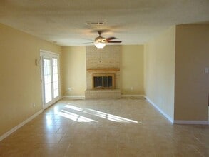 2114 E Park Row Dr in Arlington, TX - Building Photo - Building Photo