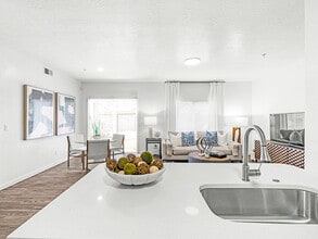 Wilshire Place in West Jordan, UT - Foto de edificio - Building Photo