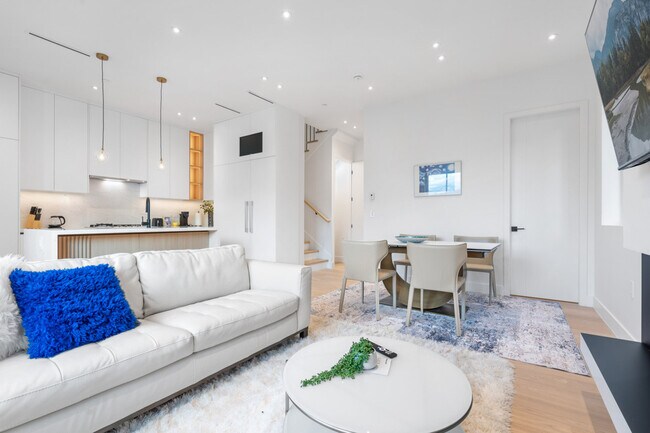 4084 W 10th Ave in Vancouver, BC - Building Photo - Building Photo