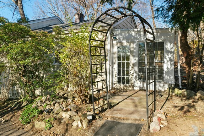 2 Cross Hwy in Westport, CT - Building Photo - Building Photo