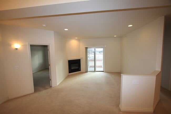 6942 Meadow St in Anchorage, AK - Building Photo - Building Photo