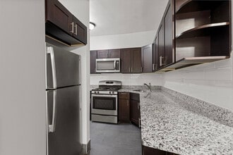 6110 N Winthrop Ave in Chicago, IL - Building Photo - Building Photo