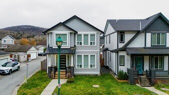 4500 Stephen Leacock Dr in Abbotsford, BC - Building Photo