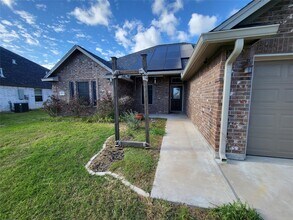 102 Liberty Ln in Clute, TX - Building Photo - Building Photo