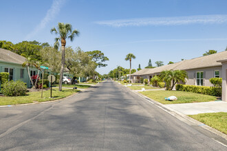 Chateaux de Bardmoor in Seminole, FL - Foto de edificio - Building Photo