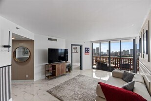 1000 W Island Blvd in Aventura, FL - Building Photo
