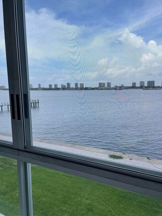 2936 Lake Shore Dr in Riviera Beach, FL - Building Photo - Building Photo