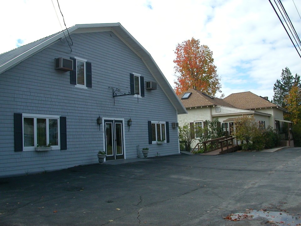 120 W Main St in Hillsborough, NH - Building Photo