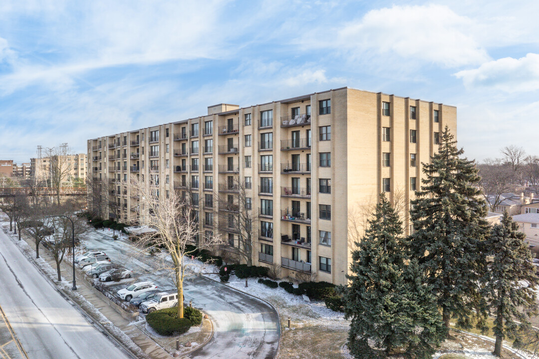 Lincolnwood Suites in Chicago, IL - Building Photo