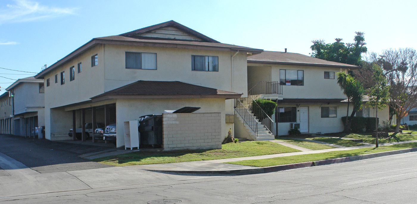 629 E Ruddock St in Covina, CA - Foto de edificio