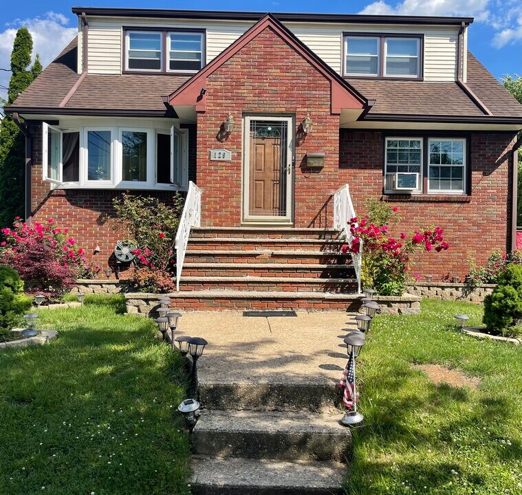 126 Union Ave, Unit 2nd Floor in Linden, NJ - Building Photo