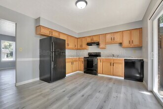 817 Lancelot Ct in Jeffersonville, IN - Building Photo - Building Photo