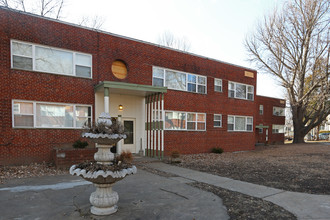 Pine Meadow Court Apartments in Alton, IL - Building Photo - Building Photo