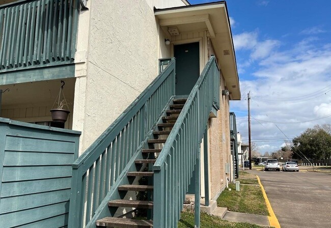 250 El Dorado Blvd in Webster, TX - Building Photo - Building Photo