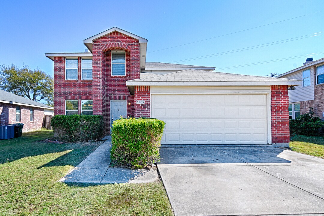 5909 Thoroughbred Trail in Denton, TX - Building Photo