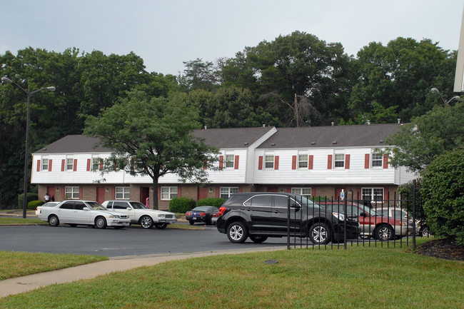 7820 Darrell Henry Ct in Pasadena, MD - Foto de edificio - Building Photo