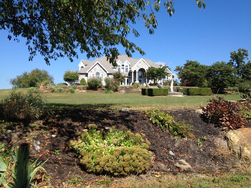 6245 Iron Bridges Rd in Waynesboro, PA - Foto de edificio