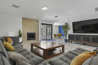 1045 E Deepak Rd in Palm Springs, CA - Building Photo - Building Photo