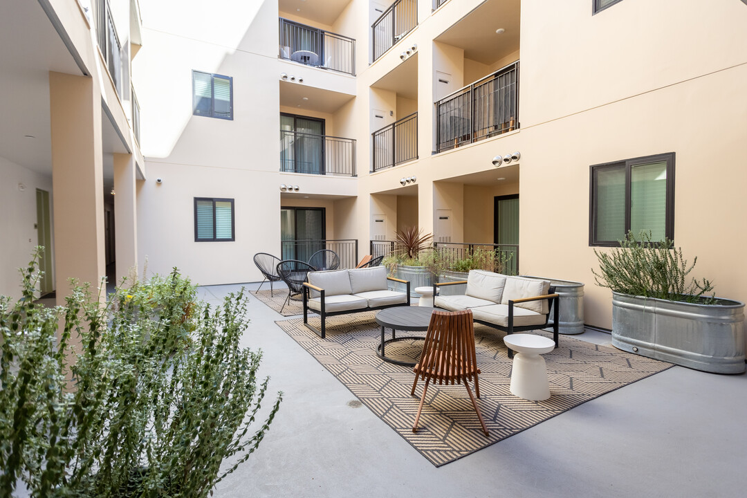 Barringway Place in Los Angeles, CA - Foto de edificio